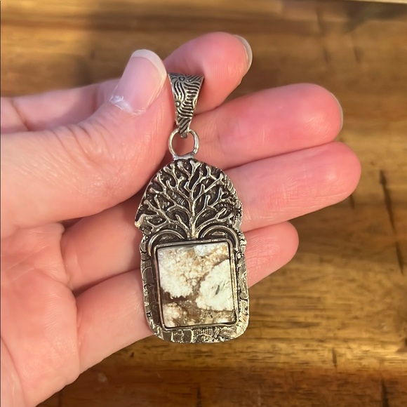 White Buffalo Gemstone pendant - Picture 1 of 3